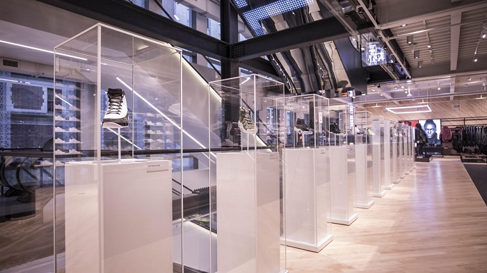 Flagship store: la personificazione dei brand_Nike_teche_trasparenti